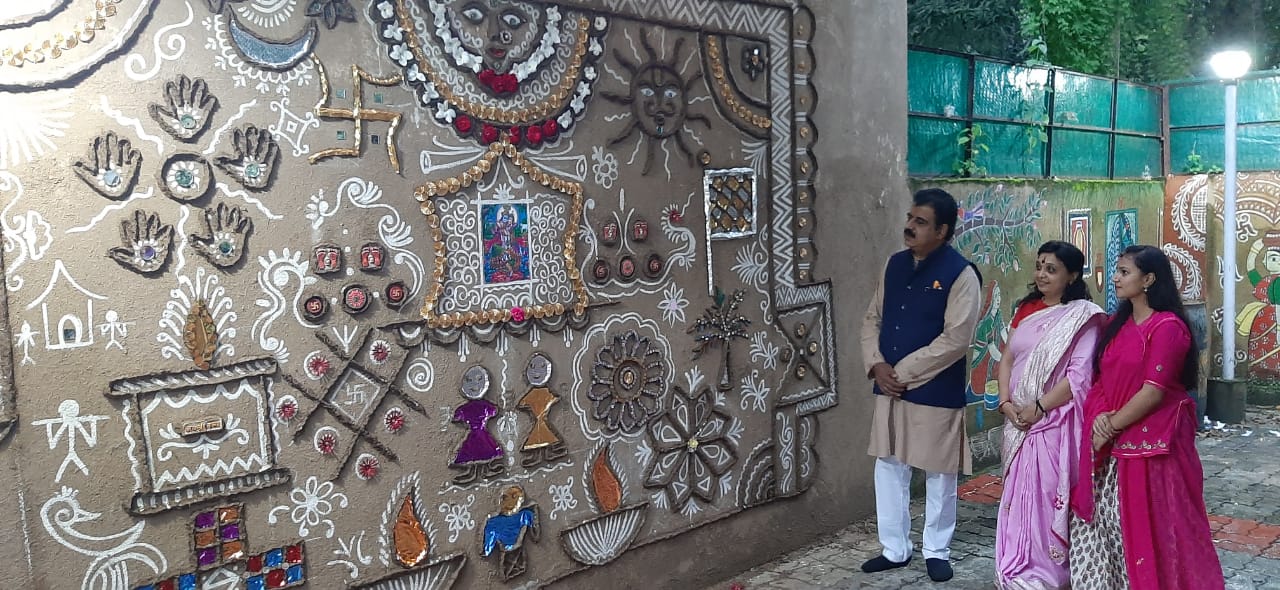 Indore: सांसद कार्यालय पर मनाया गया संजा लोकपर्व, लालवानी ने की आरती