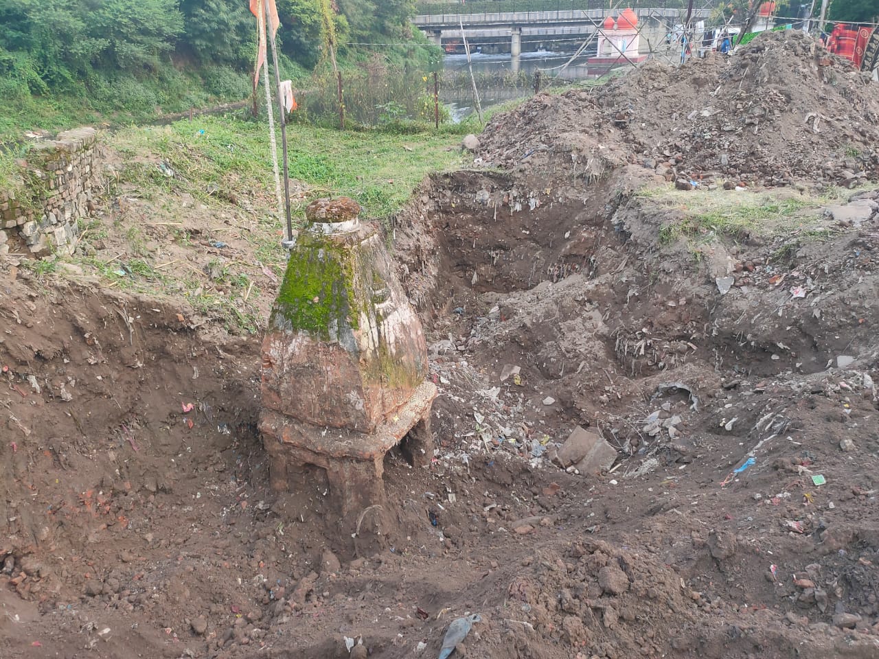 वर्षों से दबे ऐतिहासिक धरोहर मंदिर का जीर्णोद्धार