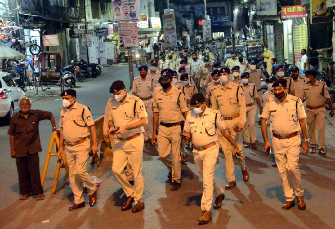 MP News: त्योहारों को शांति पूर्वक मनाने के लिए पुलिस ने की अपील, निकाला गया फ्लैग मार्च