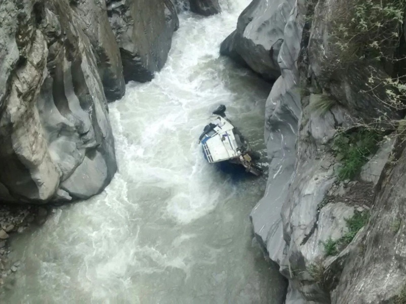 उत्तराखंड: खाई में गिरी यात्रियों से भरी पिकअप बस, 12 यात्रियों की मौत, कई घायल