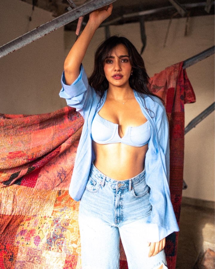 Neha Sharma ने शर्ट के बटन खोल दिए बोल्ड पोज, मिनटों में फैंस को किया घायल