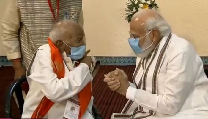 Janjatiya Gaurav Divas : जंबूरी मैदान "जनजातीय गौरव सम्मेलन" में पहुंचे पीएम मोदी, गौर से देखी प्रदर्शनी