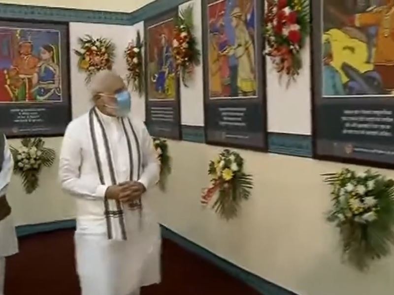 Janjatiya Gaurav Divas : जंबूरी मैदान "जनजातीय गौरव सम्मेलन" में पहुंचे पीएम मोदी, गौर से देखी प्रदर्शनी