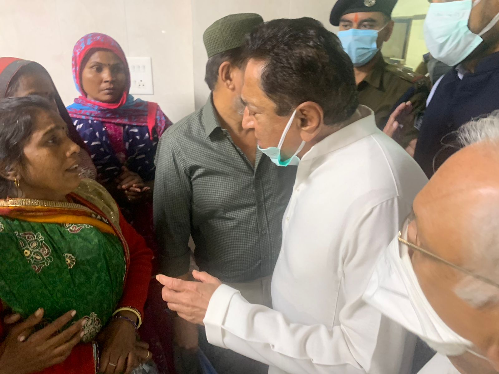 कमला नेहरू अस्पताल पहुंचे कमलनाथ, पीड़ित परिजनो से की मुलाकात