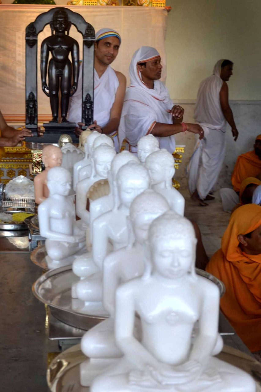 Indore: स्वर्ण वेदी में श्री पंच बालयति सहित 24 तीर्थंकर प्रतिमाएँ स्थापित