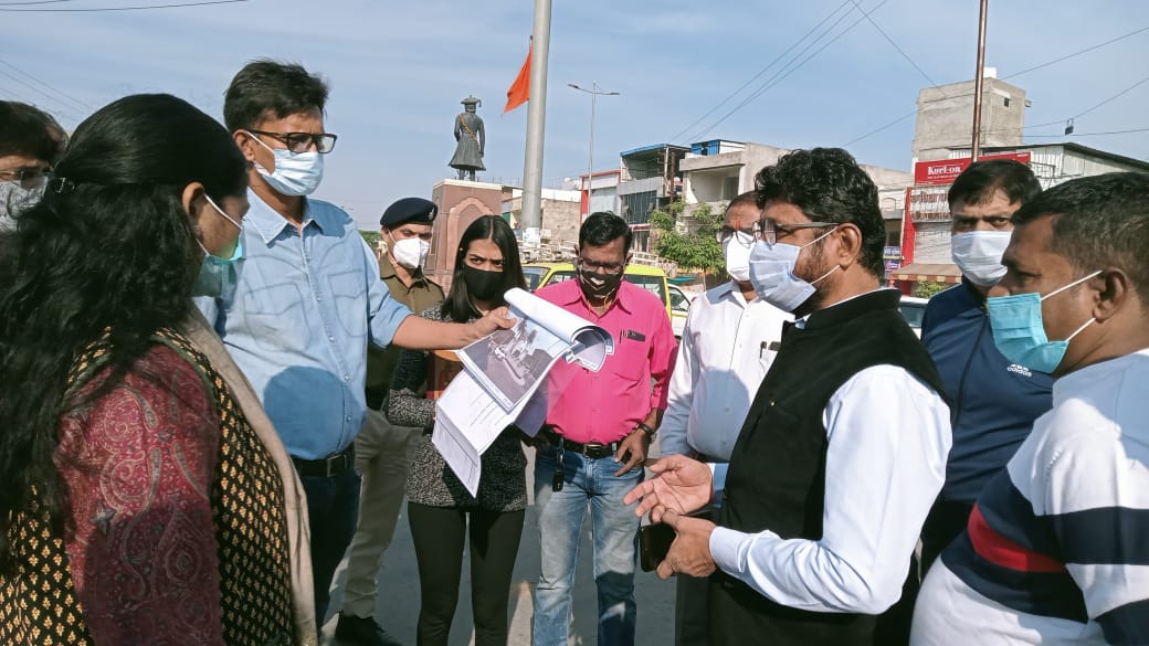 Indore News : आयुक्त ने किया झोन 19 का निरीक्षण, सफाई कर्मचारियों को लगाई फटकार
