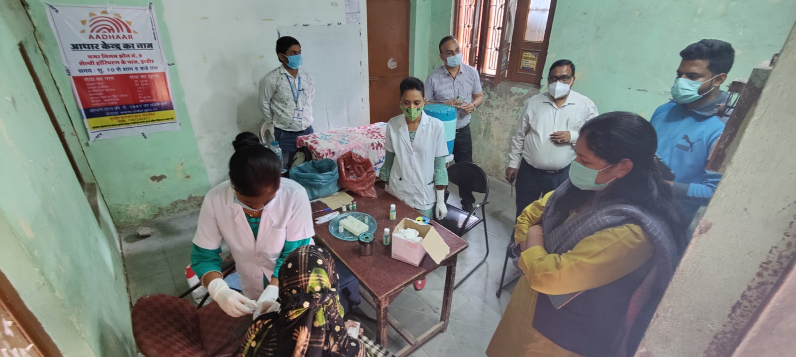 Indore News: आयुक्त ने किया झोन कार्यालय 9 और शासकीय स्कूल वैक्सीनेशन सेंटर का निरीक्षण