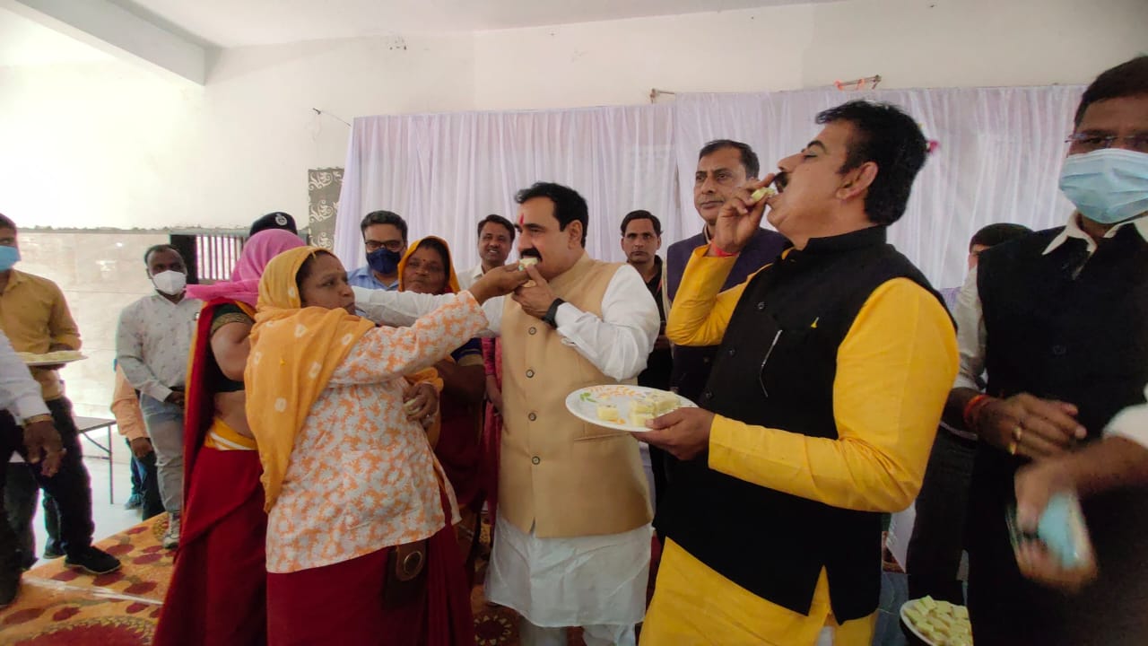Indore News : स्वच्छता में नंबर 1 बनाने में सफाई कर्मियों को मिठाई खिलाकर किया सम्मानित