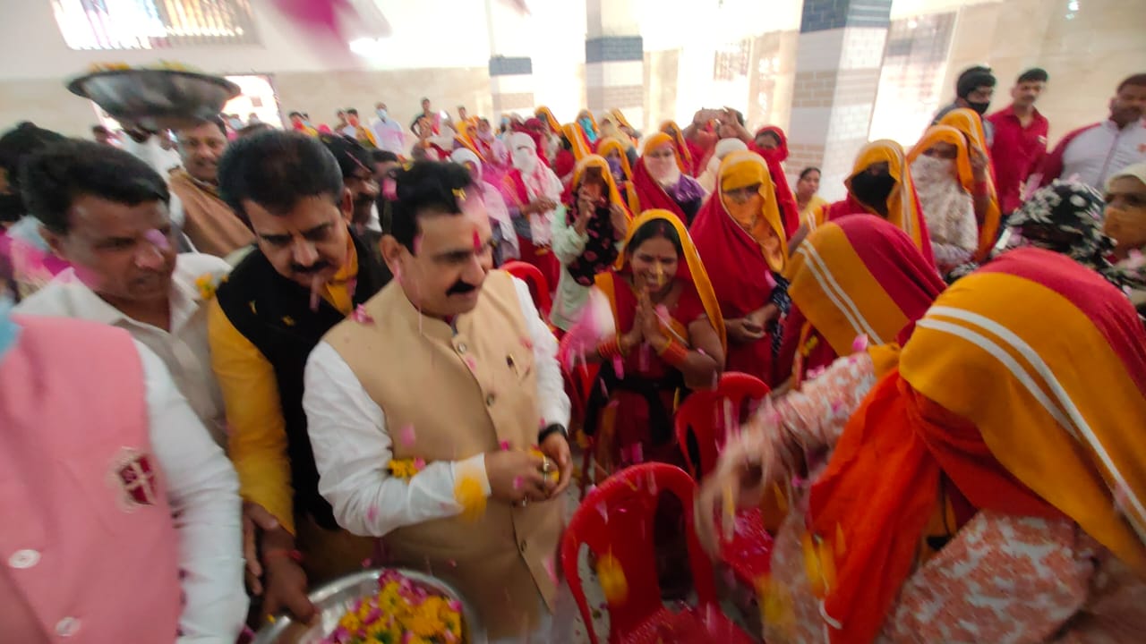 Indore News : स्वच्छता में नंबर 1 बनाने में सफाई कर्मियों को मिठाई खिलाकर किया सम्मानित
