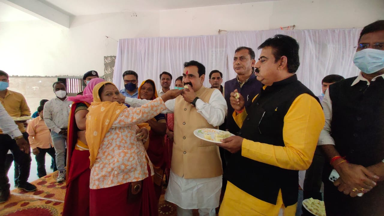 Indore News : स्वच्छता में नंबर 1 बनाने में सफाई कर्मियों को मिठाई खिलाकर किया सम्मानित