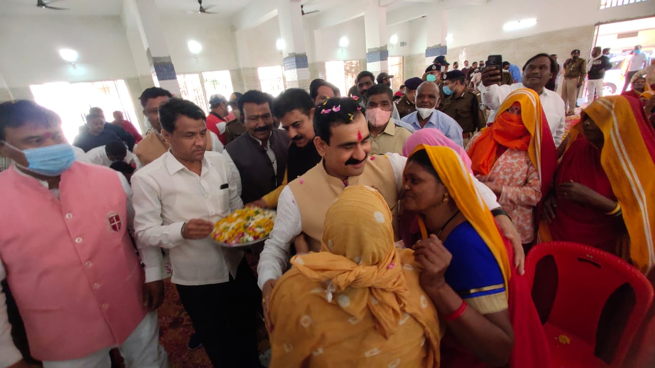 Indore News : स्वच्छता में नंबर 1 बनाने में सफाई कर्मियों को मिठाई खिलाकर किया सम्मानित