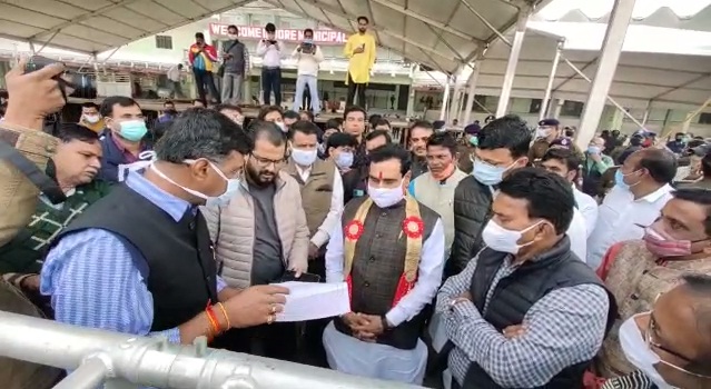 नेहरू स्टेडियम पहुंचे प्रभारी मंत्री और जल संसाधन मंत्री, आईजी को दी जन्मदिन की बधाई