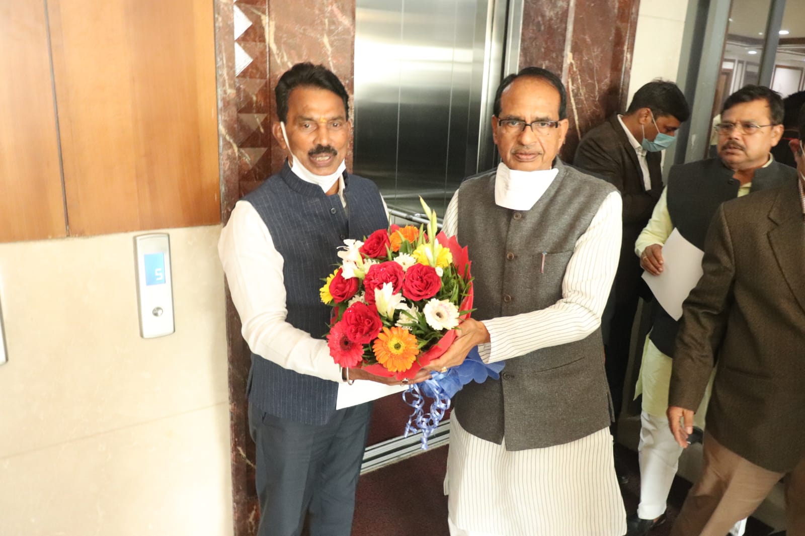 केन बेतवा परियोजना को मिली मंजूरी, मंत्री सिलावट ने CM चौहान को खिलाई मिठाई