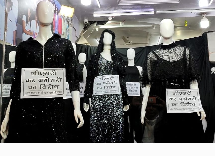 Indore News : GST विरोध फैशन शो आज, काले रंग के वस्त्रों से सजी दुकानें