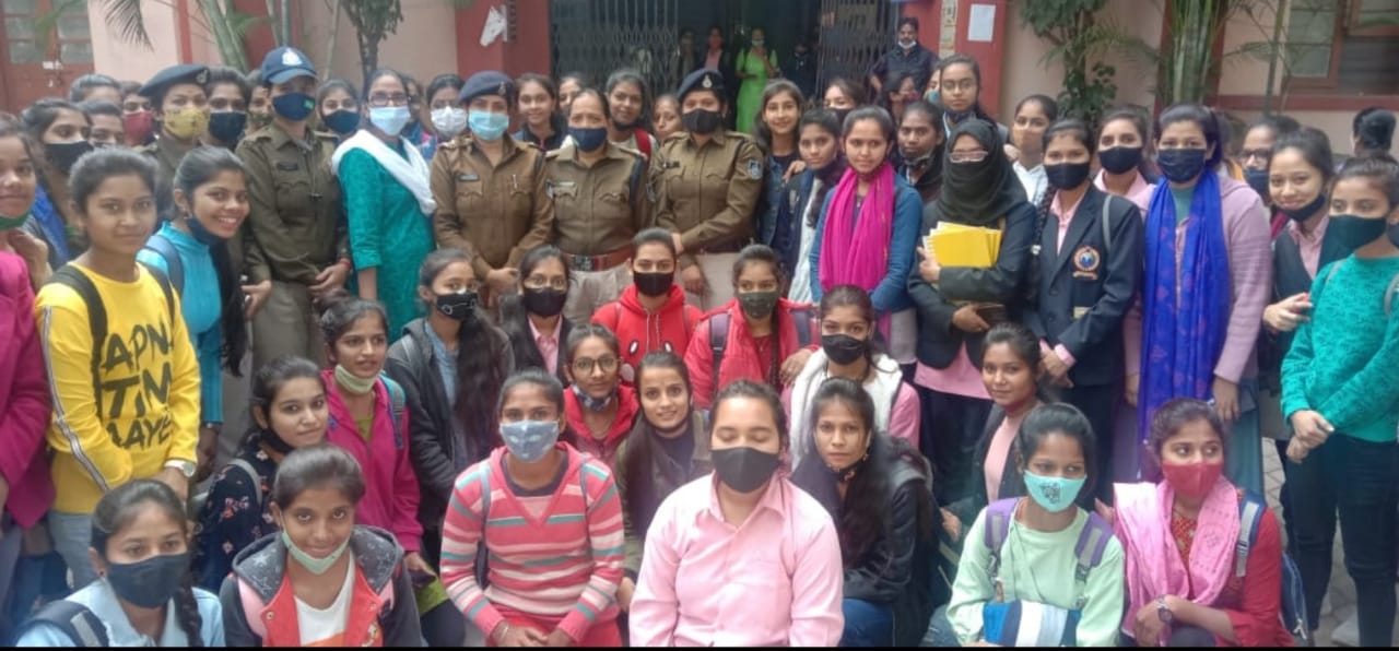 Indore: "अहिल्या- She is Safe अभियान" के तहत किया कॉलेज छात्राओं को अवगत