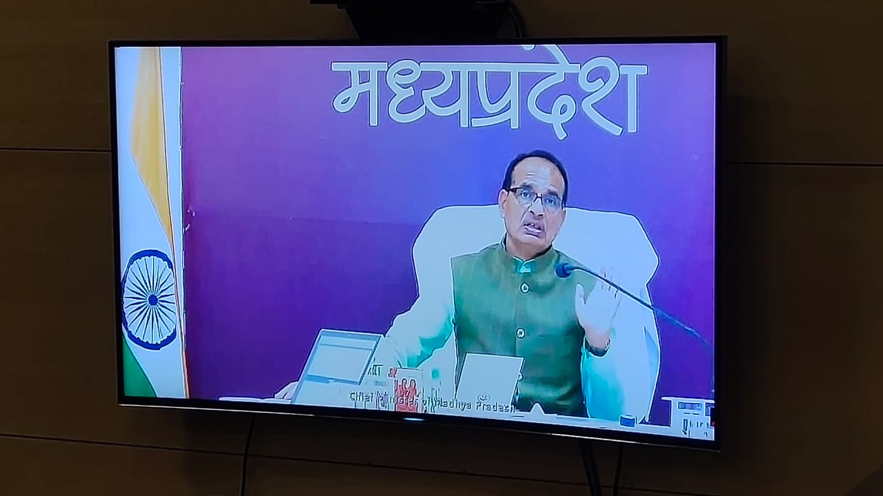 जिला स्तरीय क्राइसेस मैनेजमेंट कमेटी की बैठक सम्पन्न होते ही शिवराज ने लगा दिया सबको काम पर
