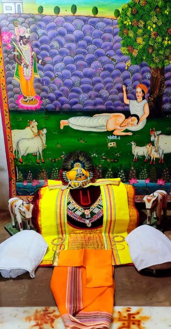 Shri Giriraj Darshan Live