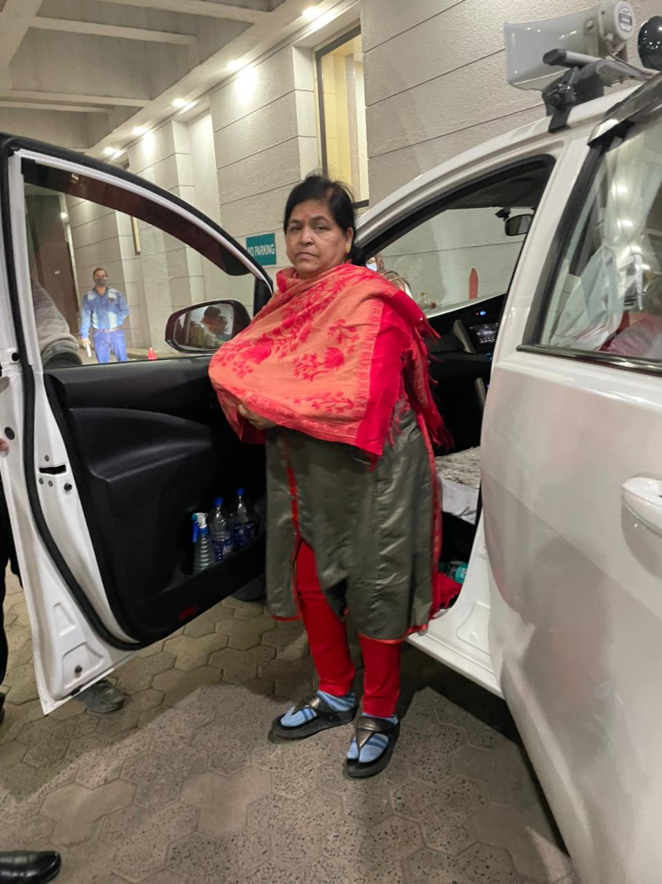 मंत्री ऊषा ठाकुर की दौरे के दौरान बिगड़ी तबीयत, एंबुलेंस से पहुंची इंदौर