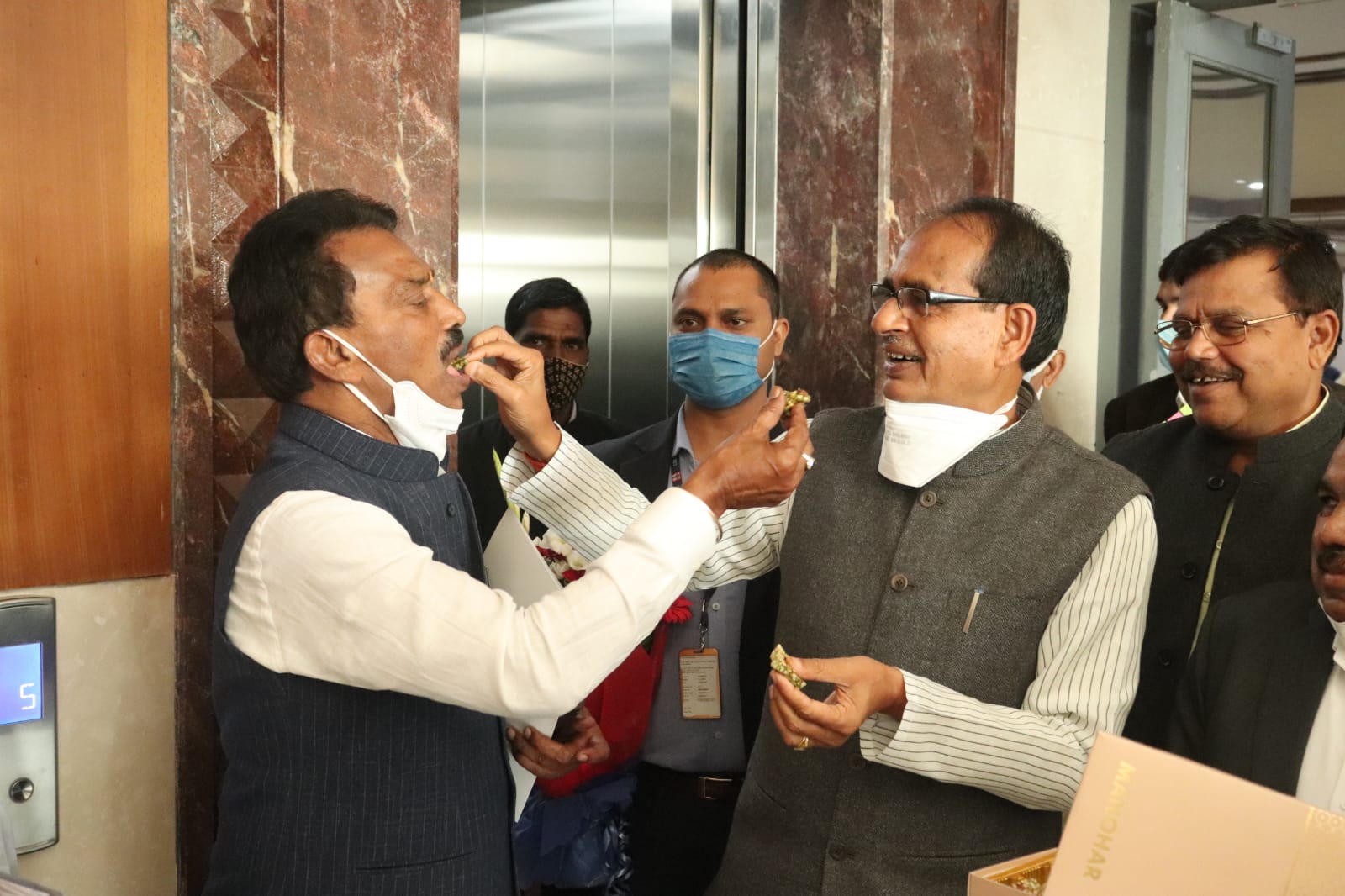 केन बेतवा परियोजना को मिली मंजूरी, मंत्री सिलावट ने CM चौहान को खिलाई मिठाई