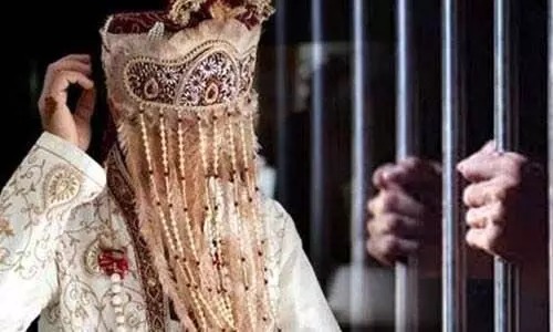 चोरी का पैसा और धूमधाम से शादी करने का ख़्वाब, रह गया ख़्वाब, अब जेल की खा रहा हवा