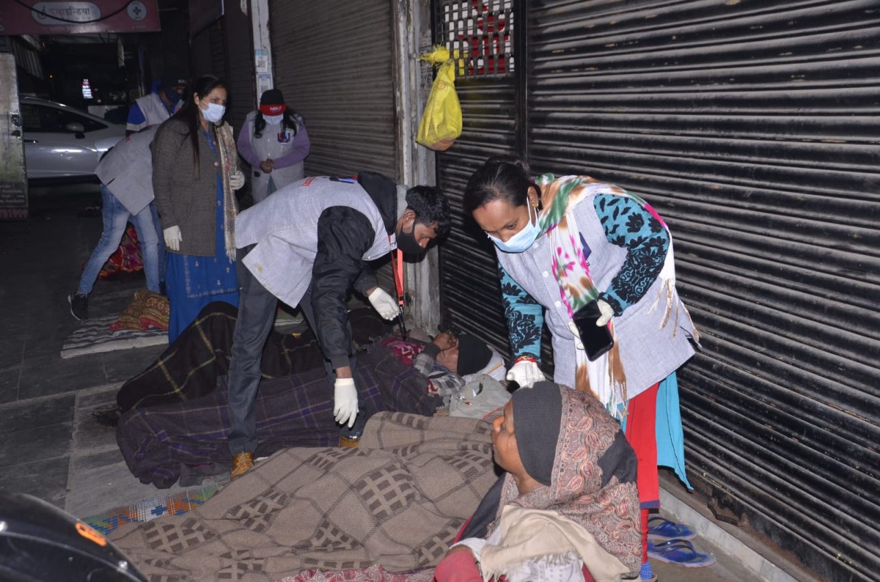 Indore News: रैन बसेरा में भेजे गए फुटपाथ और रोड किनारे सोने वाले बेसहारा व्यक्ति
