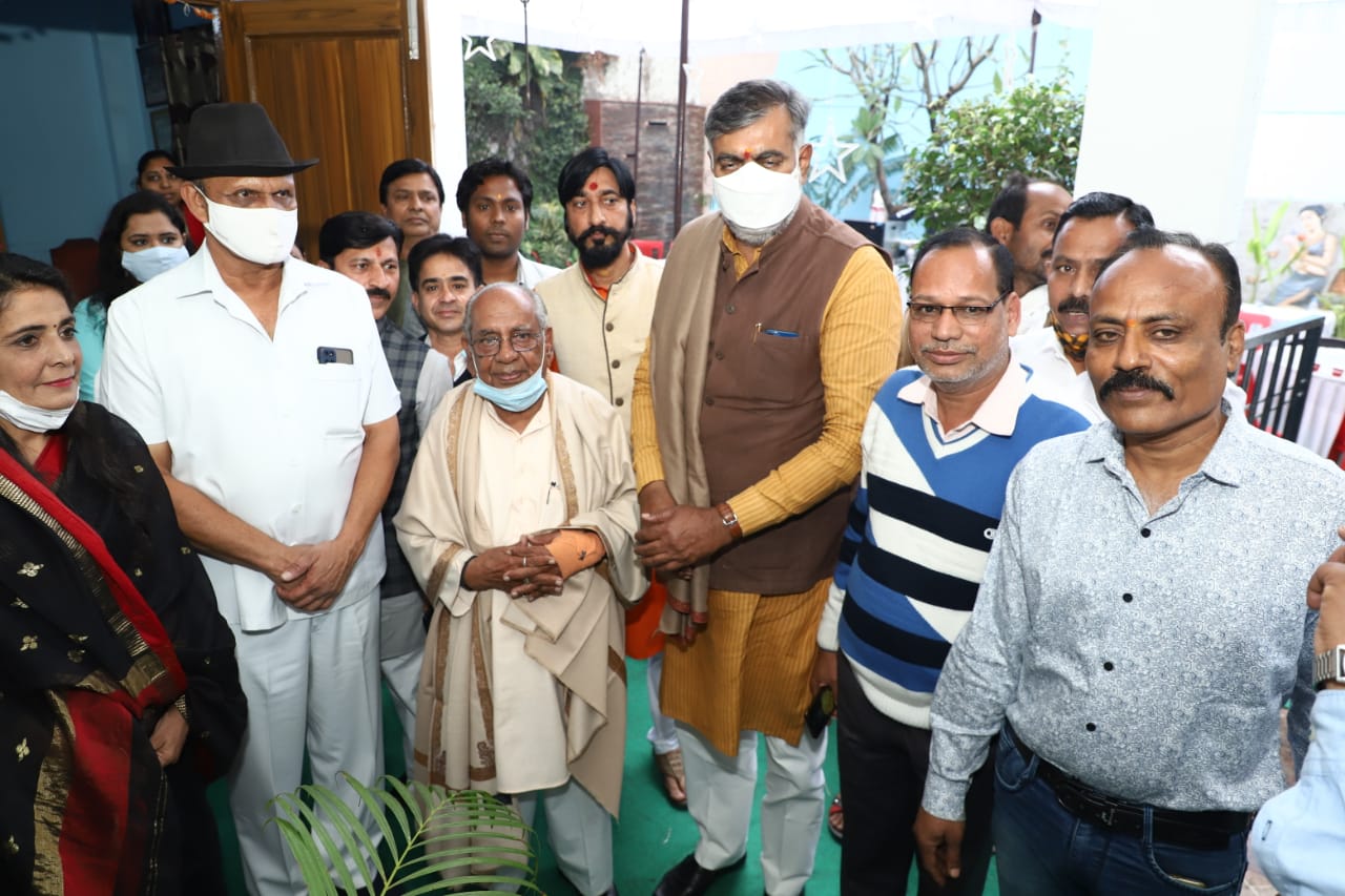 Indore News: दो पूर्व सांसदों से मिले केन्द्रीय मंत्री पटेल, कहा- मैं आपका ही पठ्ठा हूं