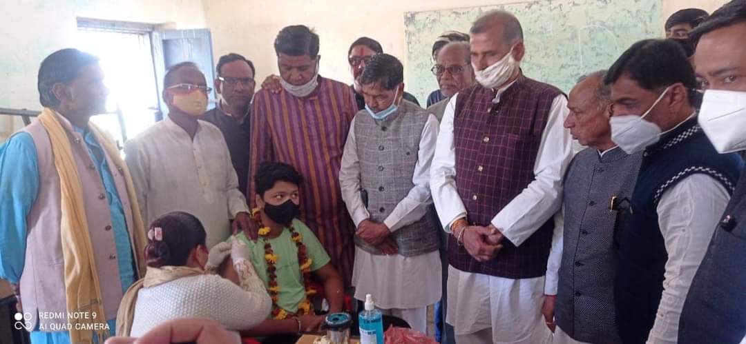 शासकीय उत्कृष्ट विद्यालय में 15 से 18 आयु वर्ग के छात्र छात्राओं का वैक्सीनेशन शुभारंभ