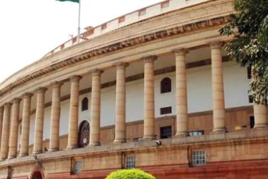 Corona: संसद में कोरोना विस्फोट! काम करने वाले 400 से ज्यादा स्टाफ संक्रमित