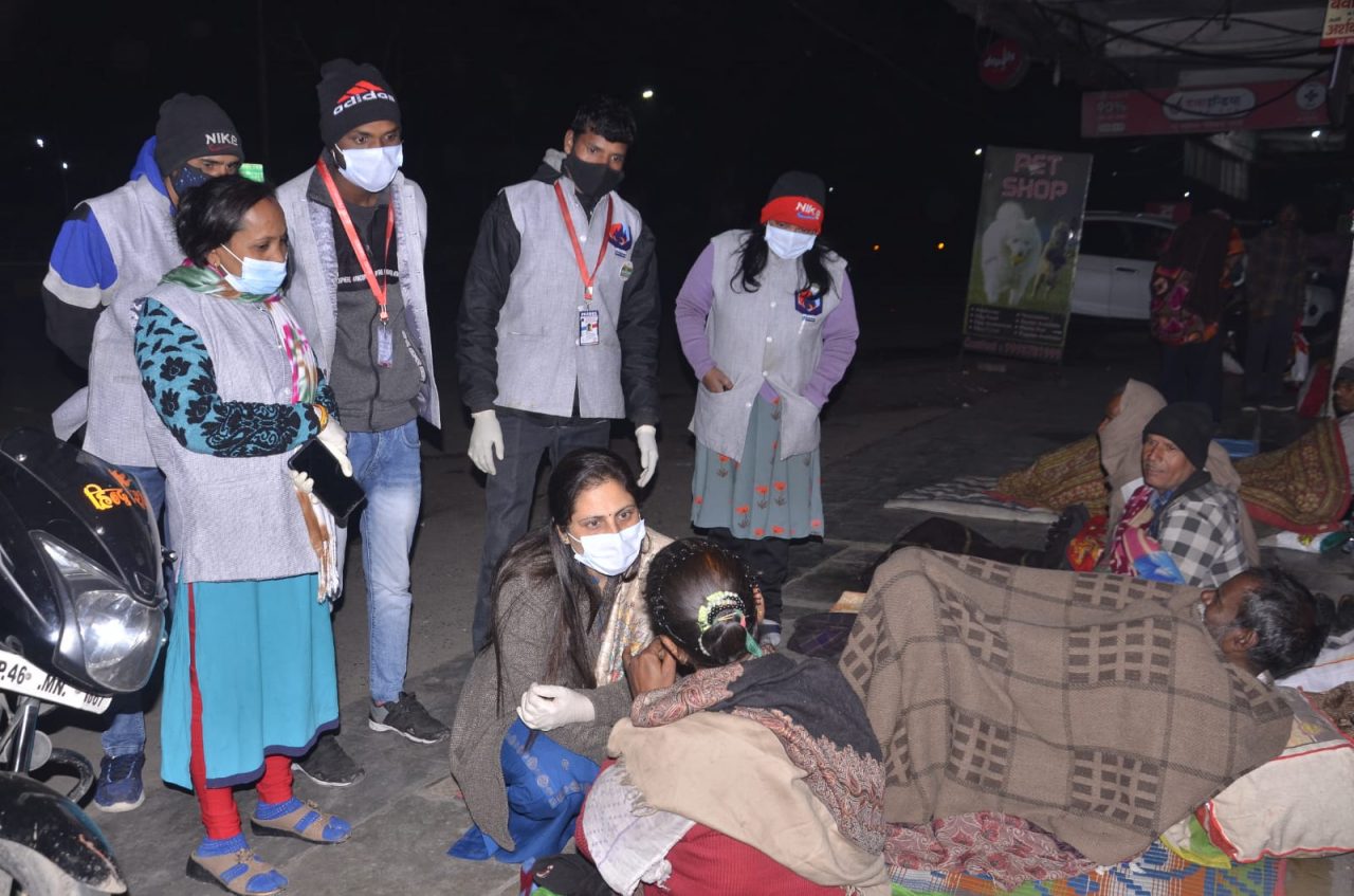 Indore News:आयुक्त प्रतिभा पाल ने बढ़ाया मदद का हाथ, रोड किनारे सोने वाले बेसहाराओं को भेजा रैन बसेरा