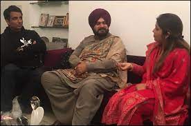 बड़ी खबर: चुनाव से पहले कांग्रेस की बल्ले बल्ले, सोनू सूद की बहन ने थामा 'हाथ'