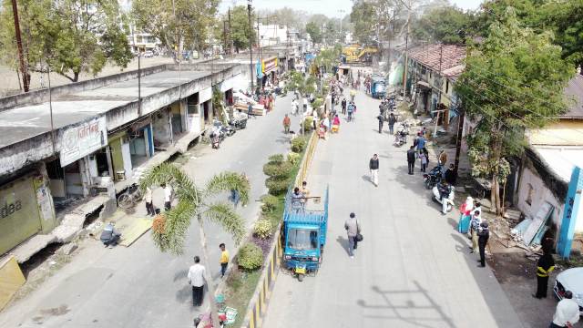 कुलकर्णी भट्टा पुल चौड़ीकरण के लिए दुकानों पर चला निगम का बुलडोजर