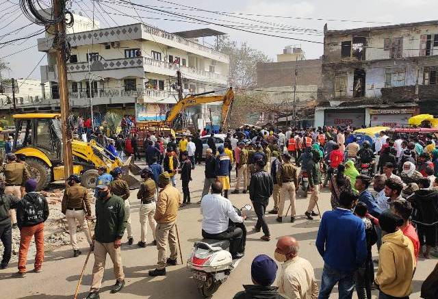 कुलकर्णी भट्टा पुल चौड़ीकरण के लिए दुकानों पर चला निगम का बुलडोजर
