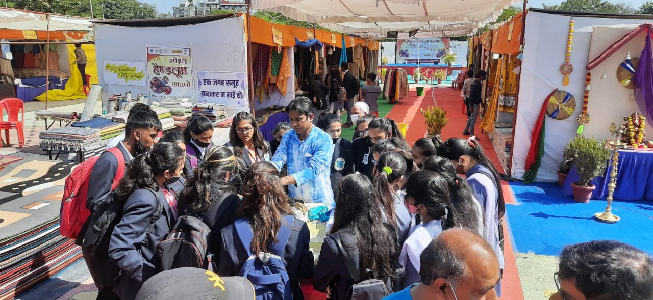 Indore: बटिक, बाग और ब्लॉग प्रिंट की बारीकियों से रूबरू हुए फैशन डिजाइनिंग के स्टूडेंट्स