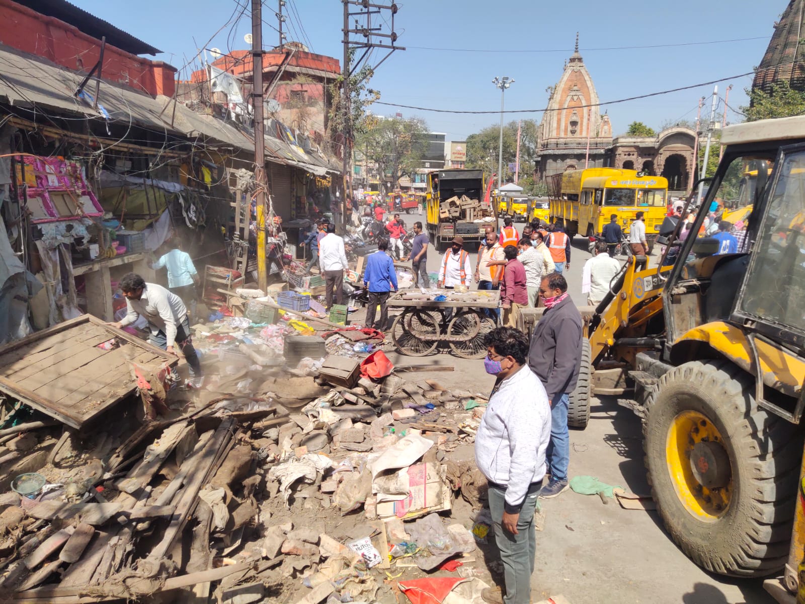 Indore के कई स्थानों पर रिमूव्हल कार्यवाही, 10 ट्रक से अधिक सामग्री की जप्त