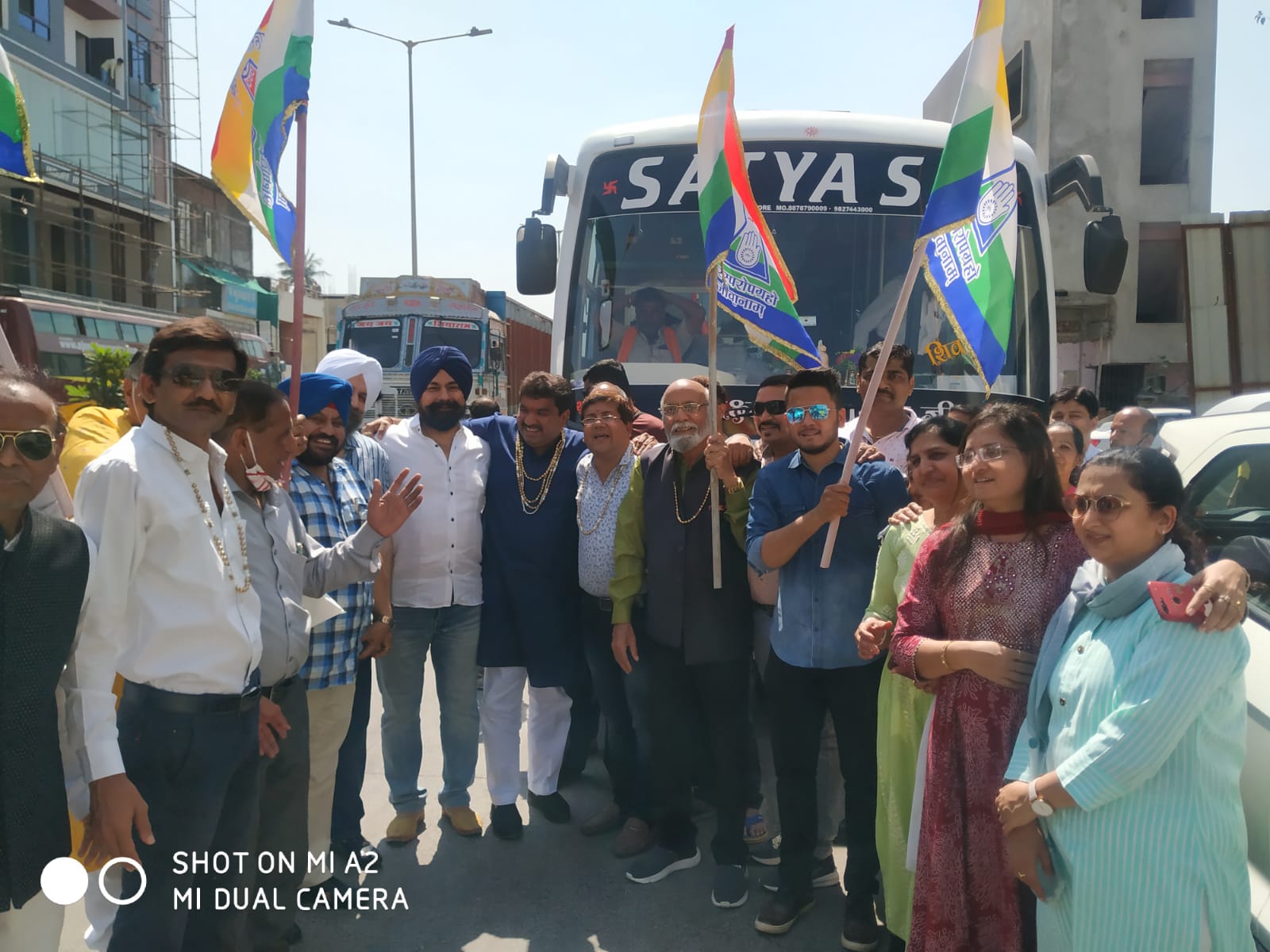 कुंडलपुर में ऐतिहासिक महामस्तकाभिषेक पुण्यार्जन हेतु जैन समाज जनों ने 6 बसों से किया प्रस्थान