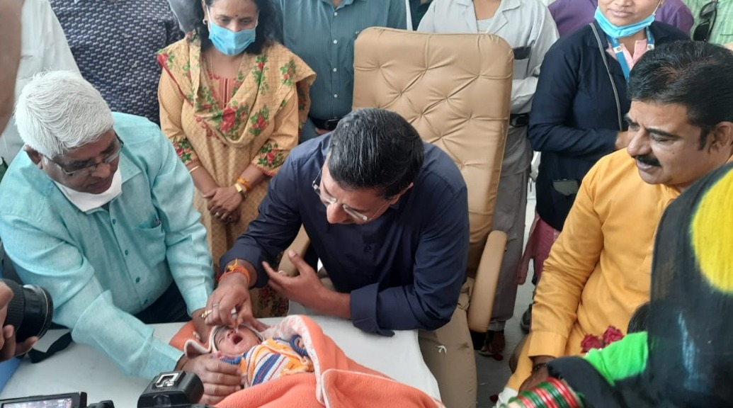 पहले दिन लाखों बच्चों ने पी पोलियो निरोधक दवा, अब घर-घर जाकर भी पिलायेंगे