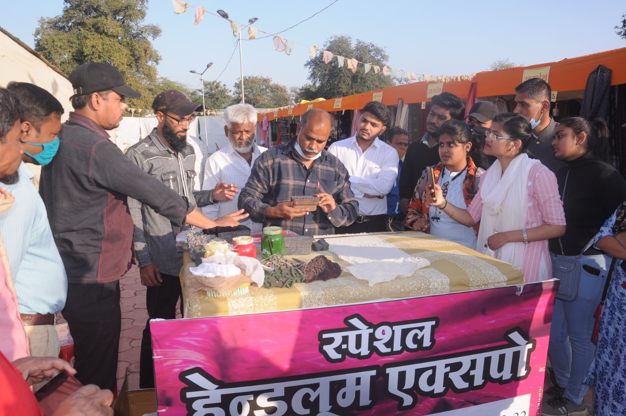 स्पेशल हैंडलूम एक्सपो में Vaishnav Institute के विद्यार्थियों ने अटेंड की वर्कशॉप, जानी प्रिंटिंग की खुबियां