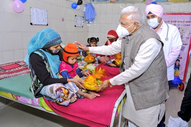 मांडू देखने पहुंचे राज्यपाल, हेलीपैड पर दिया 'गॉड ऑफ ऑर्नर'