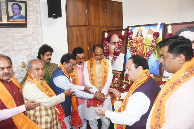भाजपा अध्यक्ष नड्डा आज शाम को इंदौर में रैली में आधे समय कार में बैठे रहे बड़ी मुश्किल से बाहर निकले