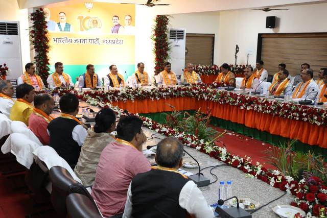 भाजपा अध्यक्ष नड्डा आज शाम को इंदौर में रैली में आधे समय कार में बैठे रहे बड़ी मुश्किल से बाहर निकले