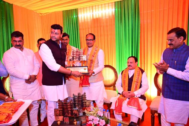 भाजपा अध्यक्ष नड्डा आज शाम को इंदौर में रैली में आधे समय कार में बैठे रहे बड़ी मुश्किल से बाहर निकले