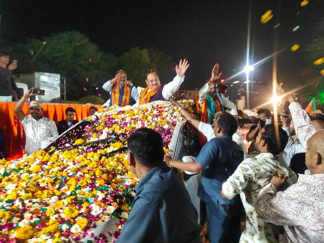 भाजपा अध्यक्ष नड्डा आज शाम को इंदौर में रैली में आधे समय कार में बैठे रहे बड़ी मुश्किल से बाहर निकले