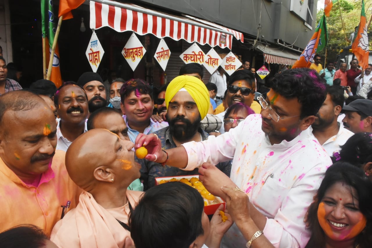Indore: चार राज्यों की जीत पर विजय उत्सव, एक ही दिन मनाई गई ’’होली और दीपावली’’