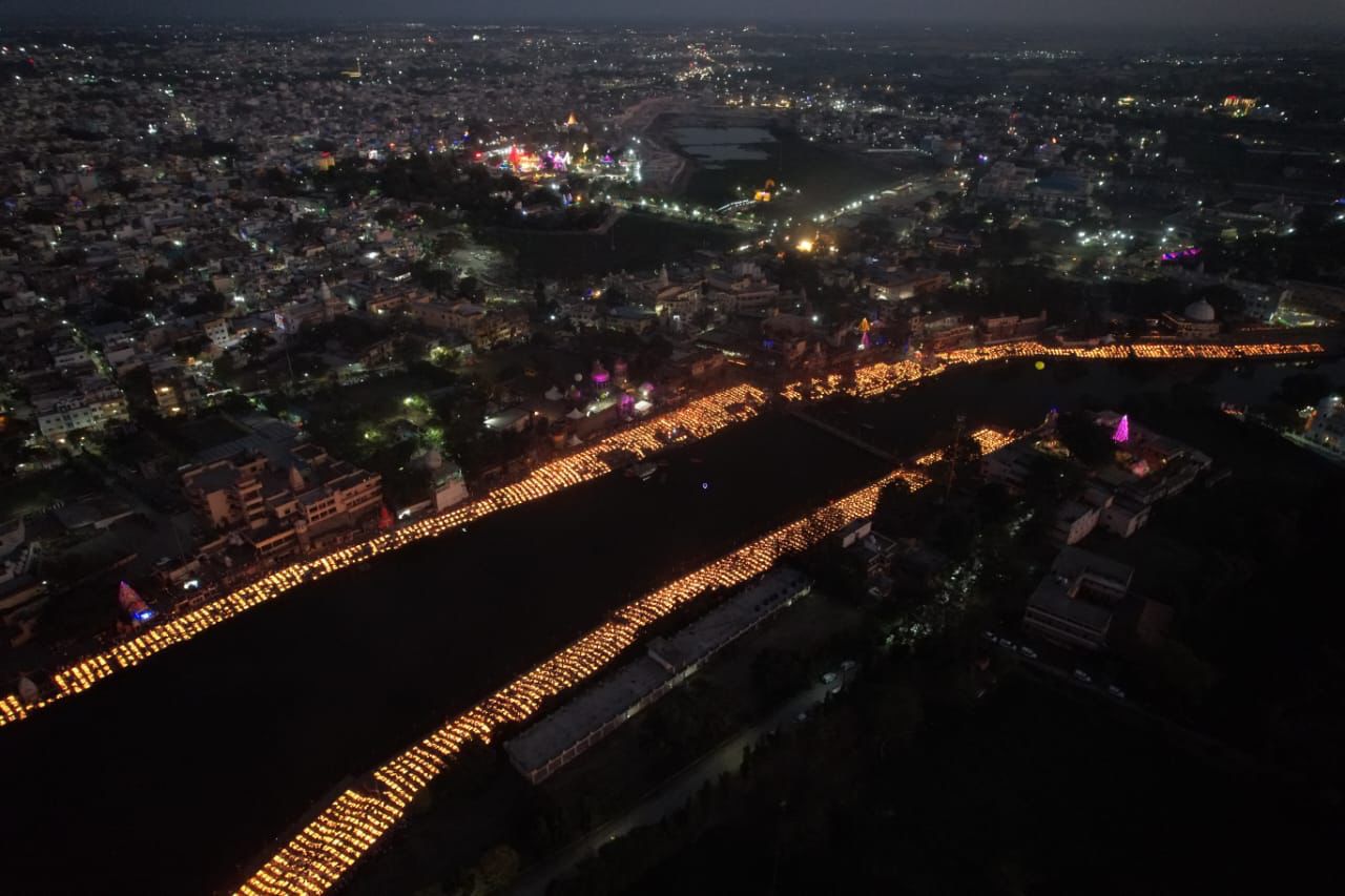 Ujjain Guinness World Record: 21 लाख दीये जलाकर अयोध्या को छोड़ा पीछे, देखे तस्वीरें