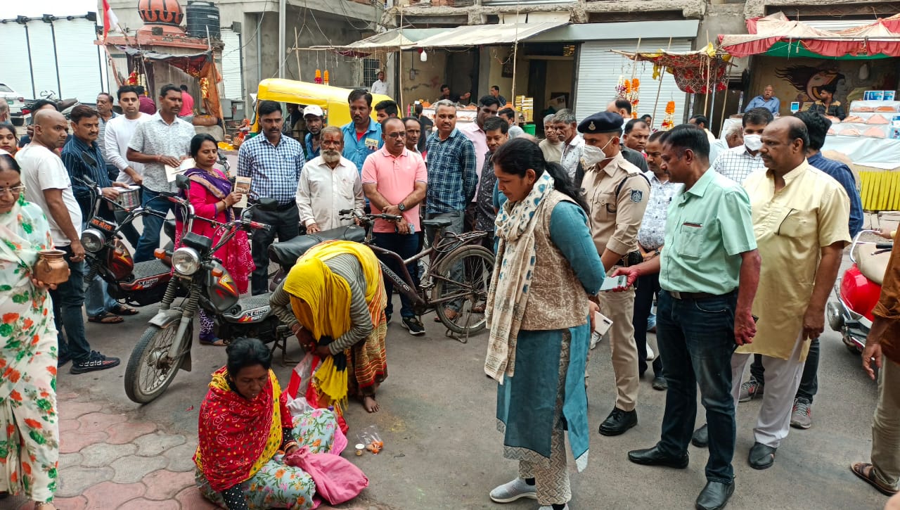Indore विकास की अनूठी पहल, मंदिर प्रबंधन ने बाधक हिस्सा हटाने की दी सहमति