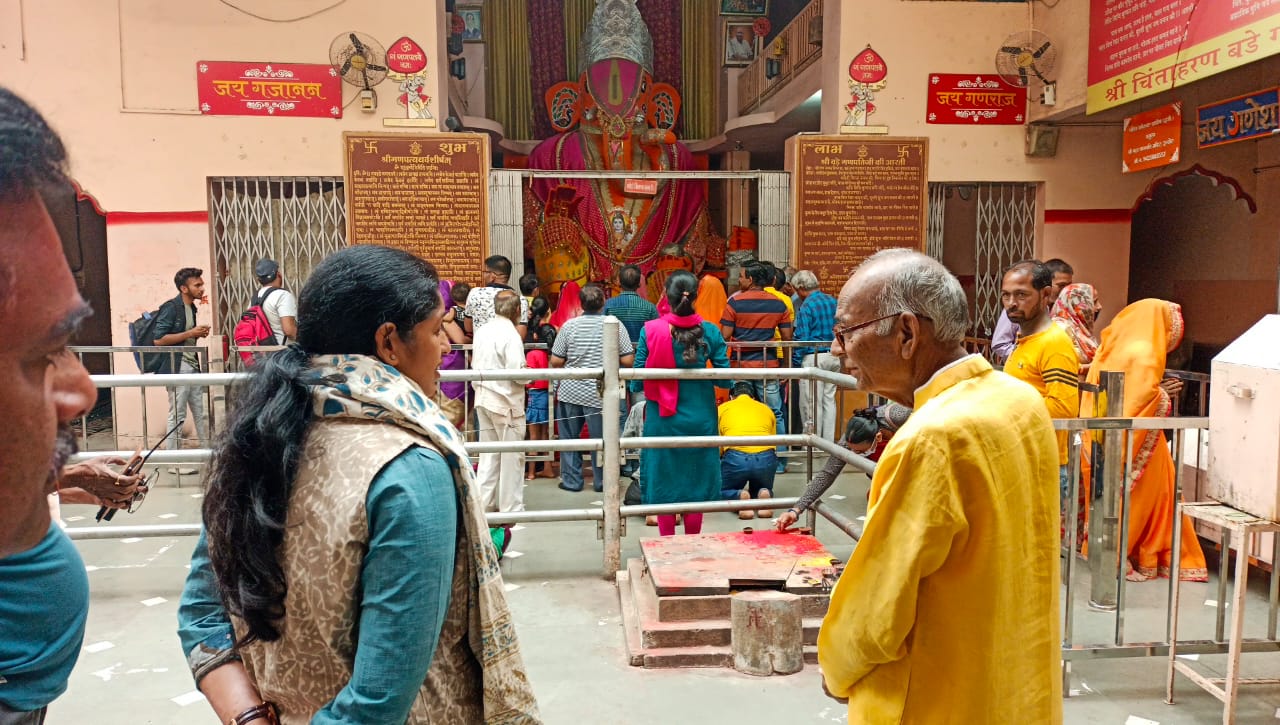 Indore विकास की अनूठी पहल, मंदिर प्रबंधन ने बाधक हिस्सा हटाने की दी सहमति