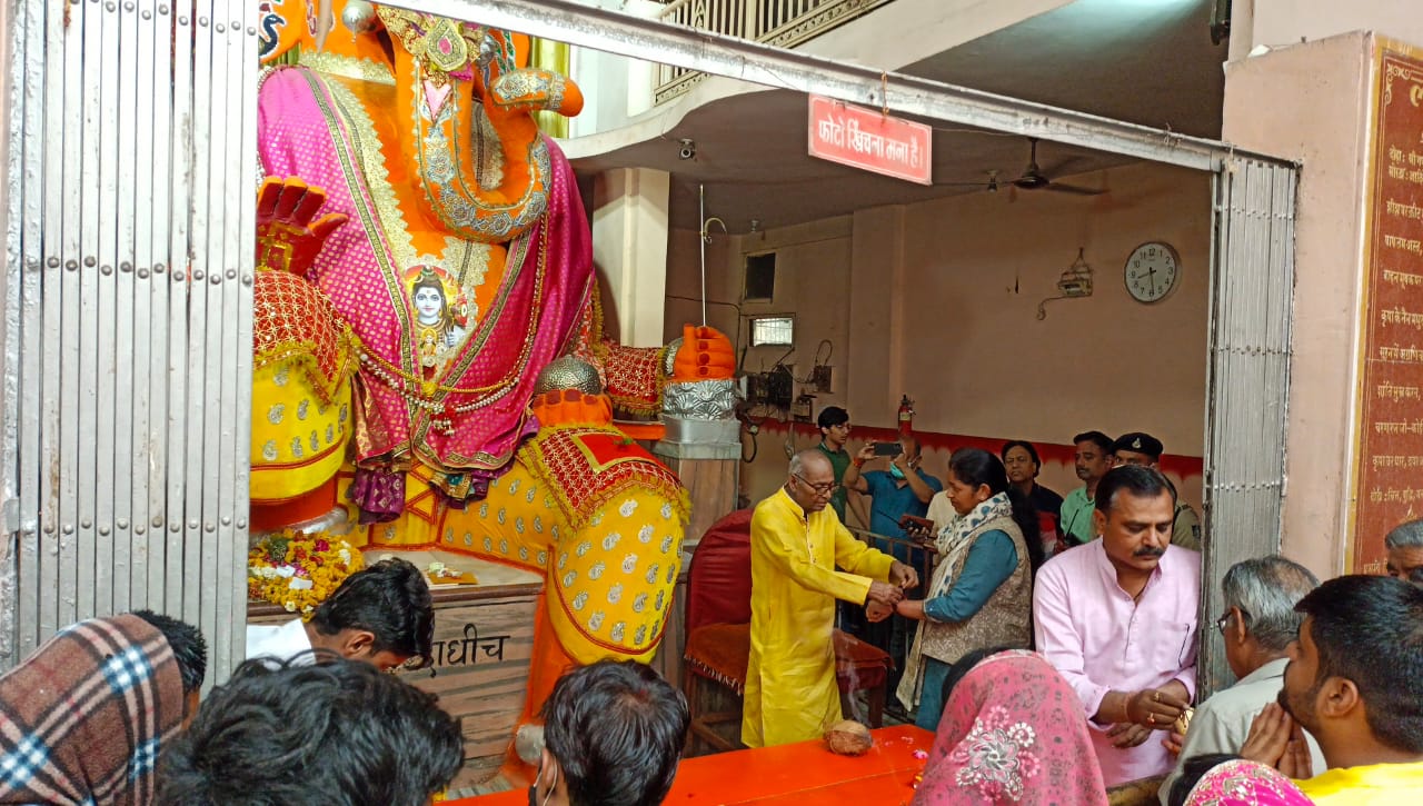 Indore विकास की अनूठी पहल, मंदिर प्रबंधन ने बाधक हिस्सा हटाने की दी सहमति