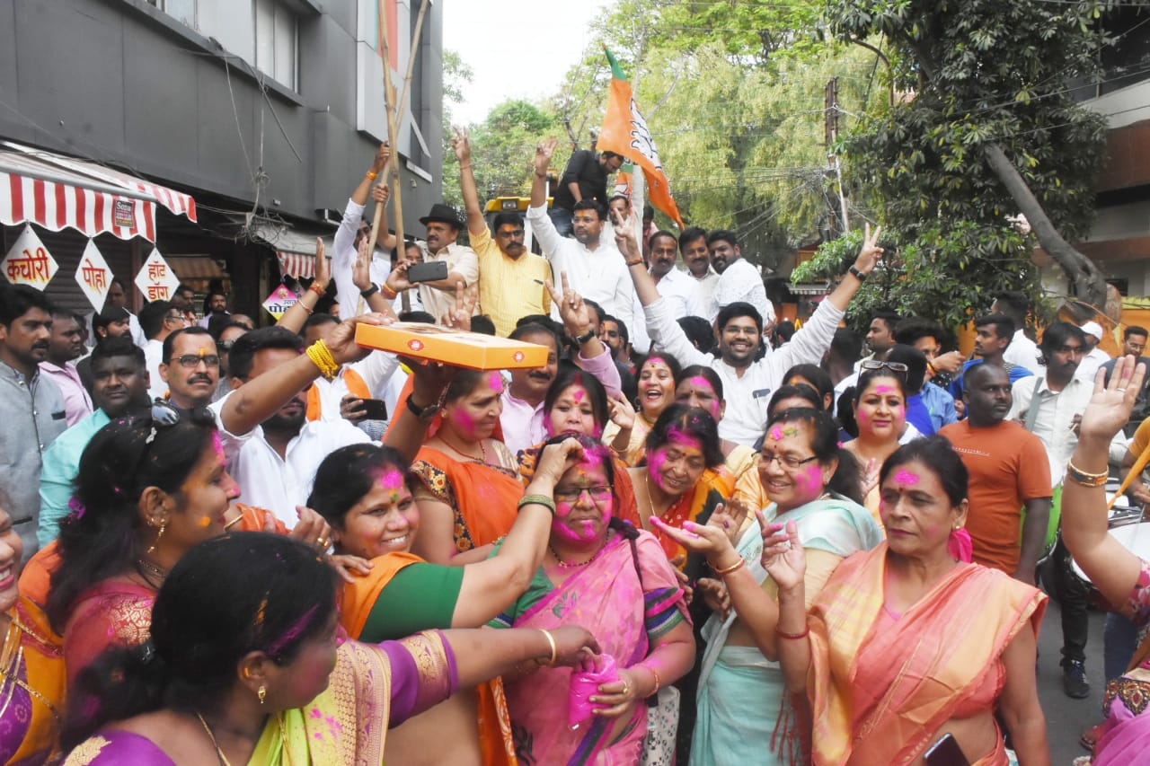 Indore: चार राज्यों की जीत पर विजय उत्सव, एक ही दिन मनाई गई ’’होली और दीपावली’’