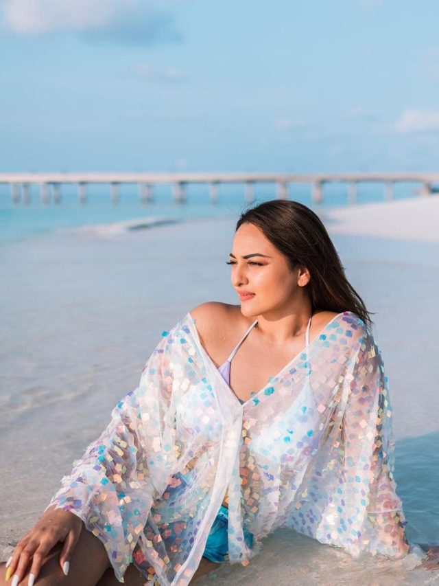 बिकिनी टॉप में Sonakshi Sinha की हॉट तस्वीरें हुई वायरल