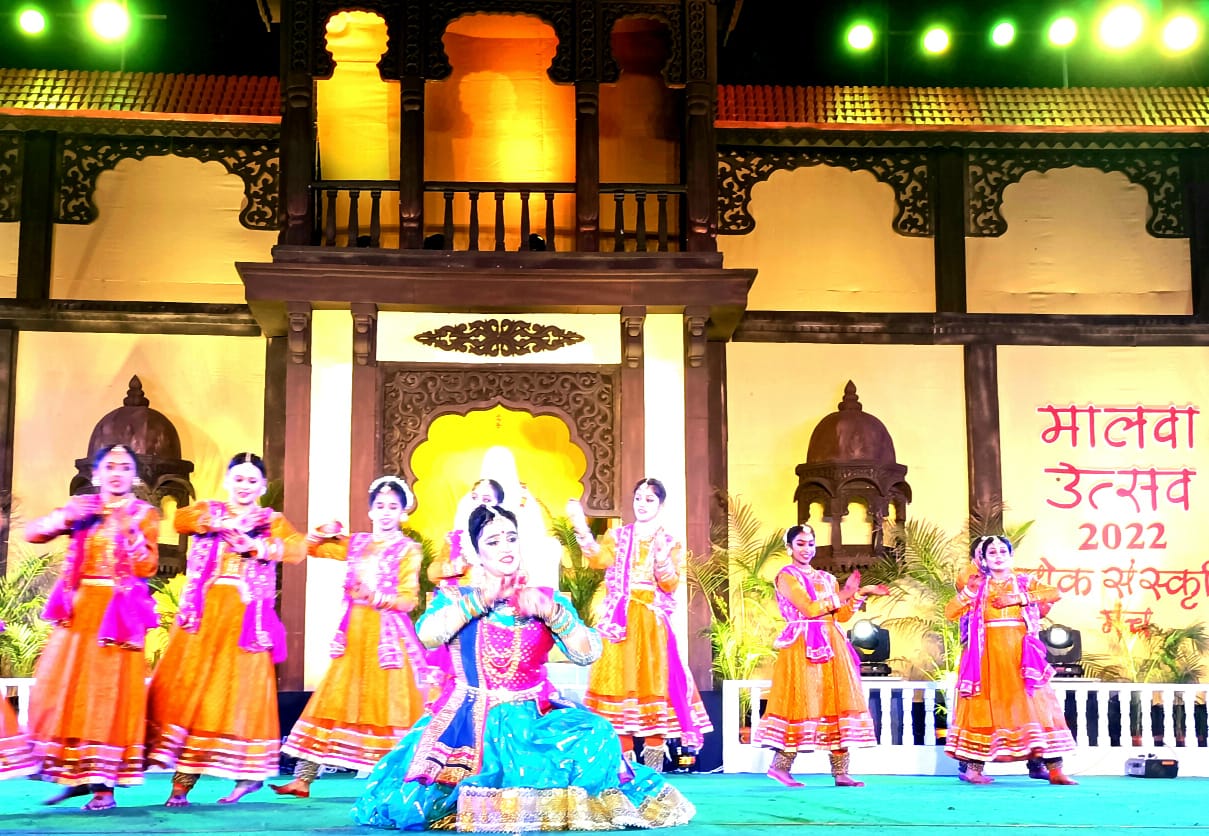 प्राचीन गरबा एवं ढाल तलवार, कत्थक से सजी मालवा उत्सव की शाम, देवी अहिल्या का स्वागत रहा खास